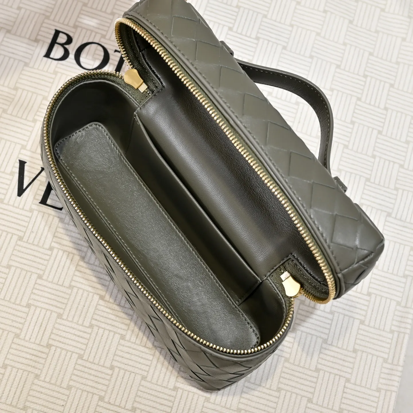 Batch 1360 Bottega Veneta 24 spring and summer woven zipper crossbody bag. A crossbody bag that can be used as a cosmetic bag. The exquisite weaving and compact body are an indispensable accessory for the upcoming summer. The double zipper also better protects the bag. It has a large capacity. If you like it, don’t miss it. Style number: 9109 Size: 22*12.5*5cm